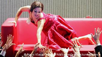 Η Νετρέμπκο ξέρει να τρελαίνει το κοινό, πληθωρική, πεισματάρα, εξτράβαγκαντ. Εδώ το 2005, στην Τραβιάτα του Βέρντι