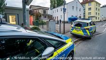 16.09.21 *** Polizeifahrzeuge stehen vor der Synagoge in Hagen. Die besonderen Einsatzmaßnahmen der Polizei vor der Hagener Synagoge sind in der Nacht abgeschlossen worden. Die Polizei ist dennoch weiterhin präsent. +++ dpa-Bildfunk +++