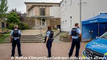 16.09.21 *** Bewaffnete Polizisten stehen vor der Synagoge in Hagen. Nach dem Polizeieinsatz an der Synagoge in Hagen hat es nach Informationen der Deutschen Presse-Agentur mehrere Festnahmen gegeben. +++ dpa-Bildfunk +++