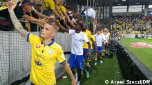 DAC players applaud their fans after a 1-1 draw against rivals Slovan Bratislava.
Thema: DAC, a football team in the ethnic Hungarian city of Dunajska Streda, is causing a stir in Slovakia's top flight. DW, Arpad Szoczi
