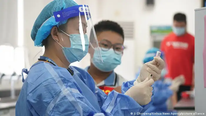 China Coronavirus l Impfung in einer Schule in Nanjing