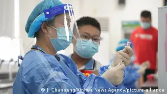 中国中青年新冠疫苗接种率很高，但是老年人接种推进缓慢 