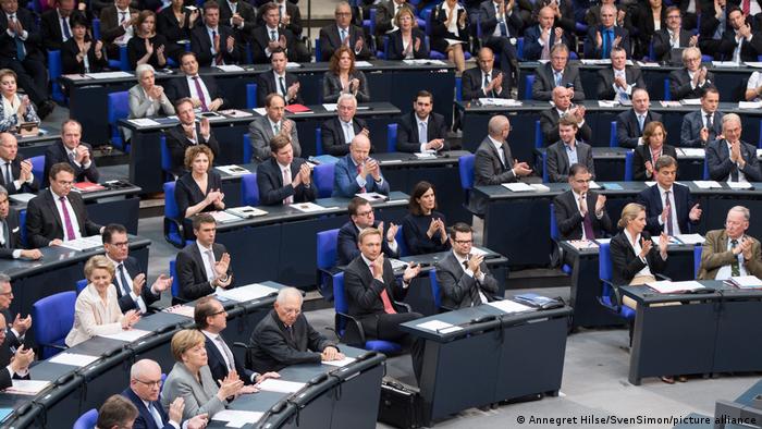 پارلمان آلمان مخلوطی از پارلمان سخنرانی و پارلمان کاری است. مجمع عمومی نمایندگان پارلمان آلمان را پلنوم می‌نامند. در پلنوم‌ها بحث‌های سیاسی درباره سمت و سوی سیاست کشور انجام می‌گیرد، اما پشت صحنه این کمیسیون‌ها هستند که فعالیت می‌کنند. بحث‌های پارلمانی پیش از هر چیز در خدمت آن است که رای دهندگان و افکار عمومی را از مواضع احزاب سیاسی درباره موضوعات مختلف آگاه سازد. 
