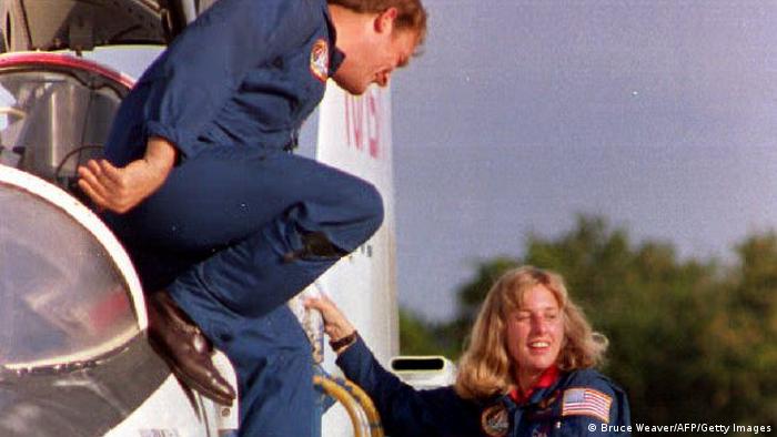 NASA Astronauts Mark Lee and Jan Davis leaving an airrplane