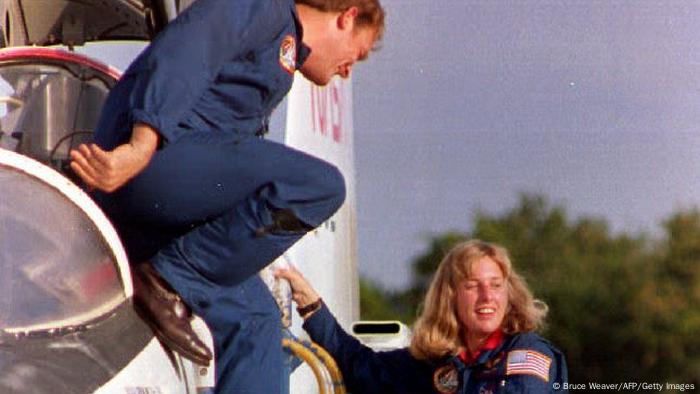 American Astronauts Mark Lee and Jen Davis (1992)