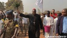 Der Kardinal Nzapalainga zu sehen in dem Film „SÍRÍRÍ“ von dem Regisseur Manuel von Stürler.
Autor : Schnitt von dem Film „SÍRÍRÍ“,
Datum : Unbekannt Ort : Zentralafrikanischen Republik 