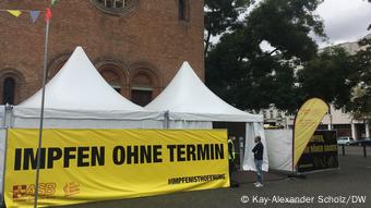 Une enseigne dans un centre de vaccination COVID-19 à Berlin dit Vacciner sans rendez-vous