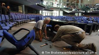 The fitters rearrange the seats in the plenary hall of the Bundestag in 2005