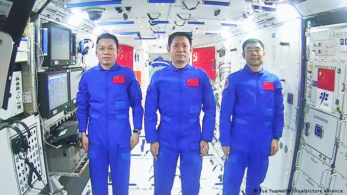 Pictured: three Chinese astronauts - Nie Haisheng, Liu Boming und Tang Hongbo