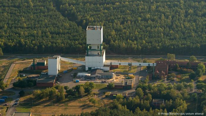 Une vue aérienne montrant le bâtiment de la mine blanche au milieu d'une grande forêt