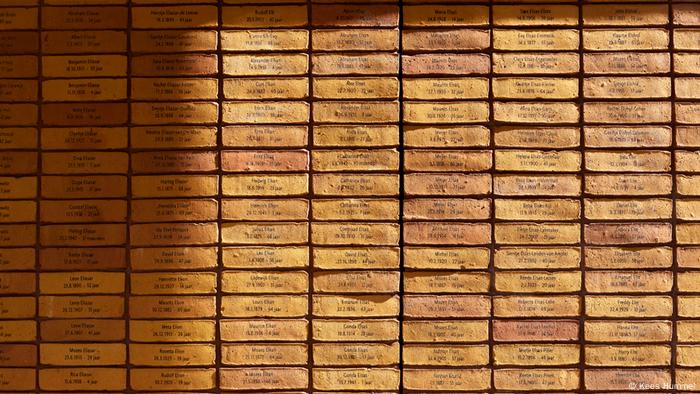 Ziegelsteine mit eingravierten Namen von Holocaust-Opfern bilden das Holocaust Memorial Amsterdam