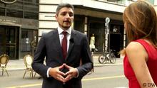 Franco Delle Donne aus Argentinien macht einen Podcast über Angela Merkel
Der Argentinier Franco Delle Donne produziert den einzigen spanischsprachigen Podcast über Angela Merkel „cancillerdelascrisis.net“ In seinen fünf Podcast-Ausgaben analysiert er die 16 Jahre Angela Merkels als Kanzlerin.
Ort: Berlin
Datum der Aufzeichnung: 13.09.2021
Fotograf: DW (Stills aus einer DW eigenen Reportage)
Sendung Aquí estoy
Sendedatum: 22.09.2021 