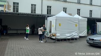 Пункт вакцинации рядом с выходом из турецкого супермаркета в Берлине