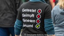Getestet, Geimpft, Genesen, Gesund steht auf dem Shirt eines Demonstranten der aus Protest gegen die Corona-Politik mit Gleichgesinnten durch Berlin zieht. Neun Demonstrationen waren von der Polizei verboten worden, darunter Kundgebungen der «Initiative Querdenken» auf der Straße des 17. Juni. Eine für Samstag und Sonntag angemeldete Versammlung mit je 500 erwarteten Teilnehmern darf nun doch stattfinden. +++ dpa-Bildfunk +++