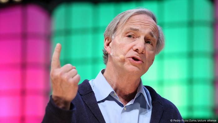 El fundador, codirector de inversiones y copresidente de Bridgewater Associates, Ray Dalio, habla durante la Web Summit 2018 en Lisboa.