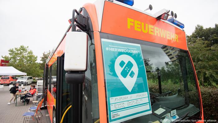 Ein Impfbus auf einem Supermarkt-Parkplatz in Hannover. Ein Impfbus auf einem Supermarkt-Parkplatz in Hannover.