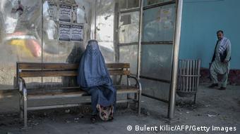 Afghanistan Kabul | Frau in Burka, Bushaltestelle