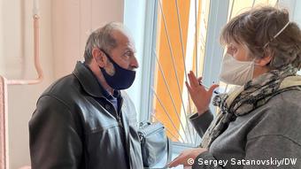 Кандидат в депутаты Заксобрания Санкт-Петербурга Борис Вишневский разговаривает с женщиной на участке