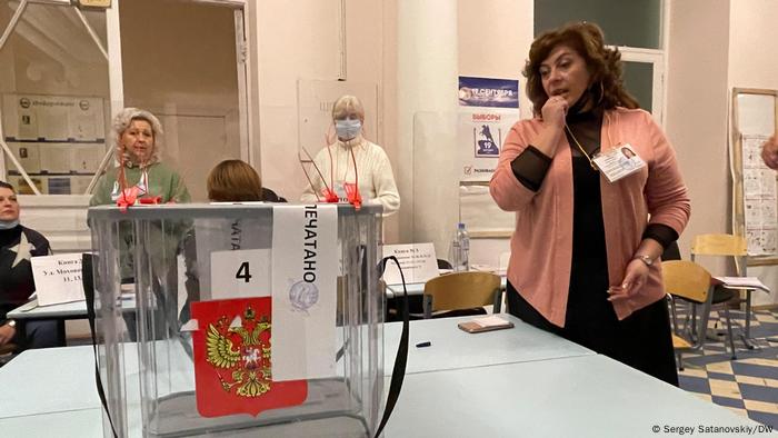 Женщины возле урны на одном из избирательных участков Санкт-Петербурга