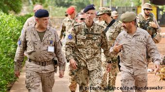 офицеры из европейских стран осматривают казармы в Мали, где расквартированы солдаты международных миссий. 