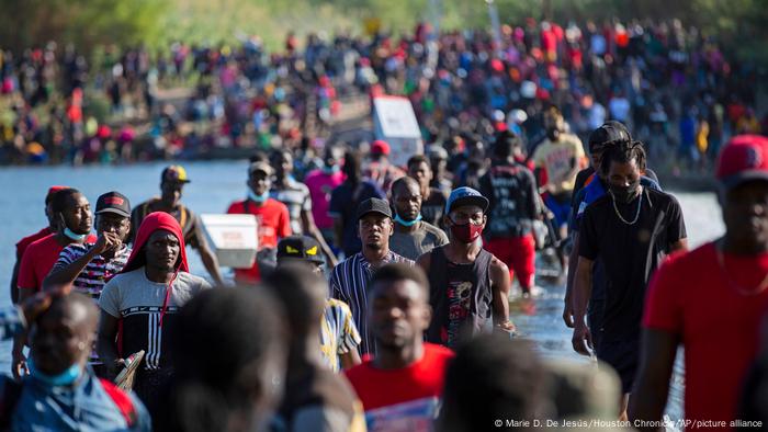 Haitianos botan más de 13000 cédulas chilenas para ir a EEUU