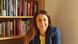 Jurnalista DW Elmas Topcu pozează în fața unui raft cu cărți Jurnalista DW Elmas Topcu pozează în fața unui raft cu cărți