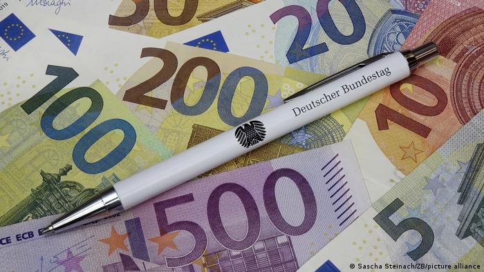 Symbolbild | Kugelschreiber des Bundestages auf Geldscheinen