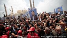 dpatop - Houthi Shiite mourners chant slogans as they attend the funeral procession of the senior Houthi official, Saleh al-Samad, and his six body guards, who were killed by a Saudi-led coalition airstrike on April 19, in Sanaa, Yemen, 28 April 2018. Photo: Hani Al-Ansi/dpa
