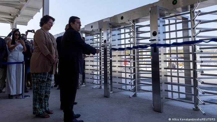 نوتیس میتاراچی، وزیر مهاجرت یونان در حال افتتاح یکی از کمپ های بسته در جزیره ساموس