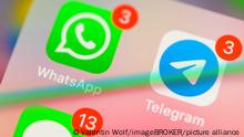 WhatsApp, Telegram, Messenger Dienste, App-Icons, Anzeige auf Display von Handy, Smartphone, Detail, formatfüllend