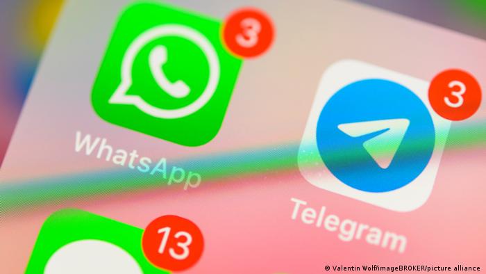 WhatsApp, Telegram, Messenger Dienste, App-Icons, Anzeige auf Display von Handy, Smartphone, Detail, formatfüllend