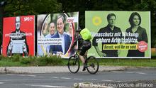 Ein Radfahrer fährt an großen Wahlplakaten mit den Spitzenkandidaten Olaf Scholz (SPD, l-r), Armin Laschet (CDU), Robert Habeck und Annalena Baerbock (beide Bündnis 90/Die Grünen) vorbei. Knapp sechs Wochen vor der Bundestagswahl haben die Parteien ihren Endspurt um die Wählergunst gestartet. +++ dpa-Bildfunk +++
