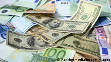 Euro and dollar background PUBLICATIONxINxGERxSUIxAUTxONLY Copyright: xjokerprox Panthermedia25726559 