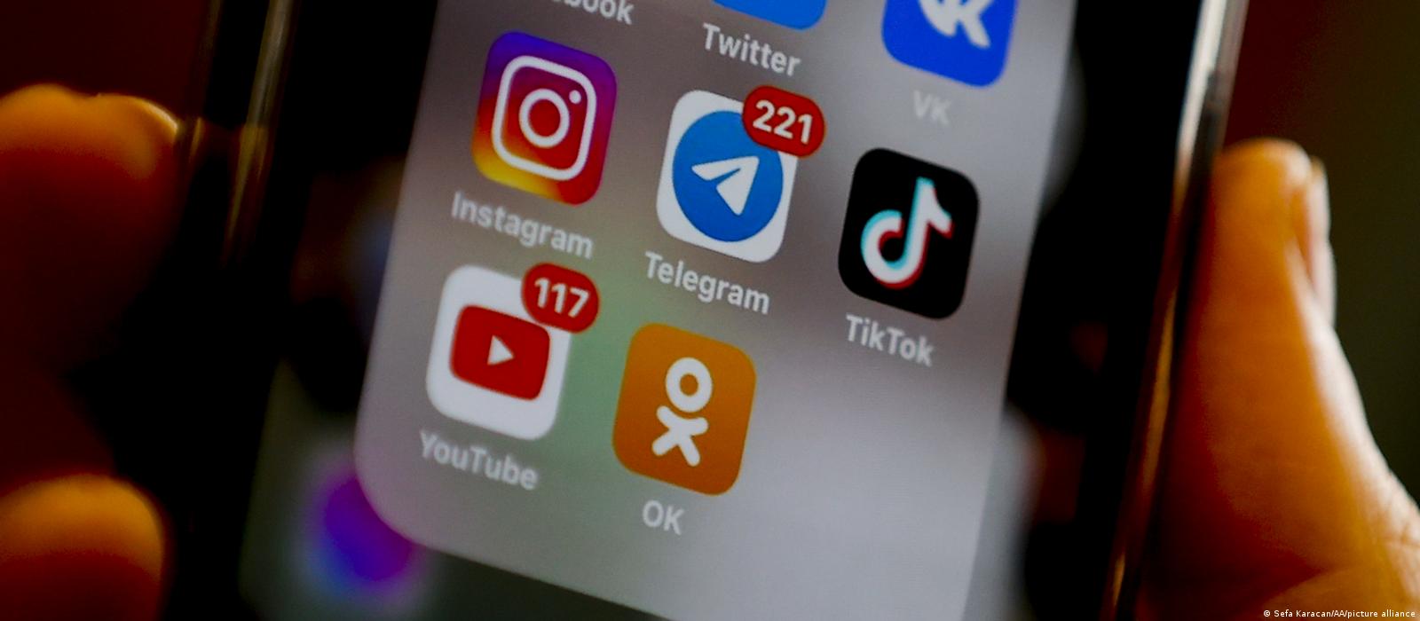 Vk Youngest Porn Ever - Russia bans 'extremist' Facebook and Instagram â€“ DW â€“ 03/21/2022