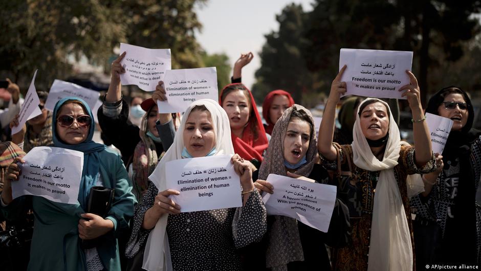 Grupo de mujeres vuelve a protestar contra los talibanes en Afganistán | El  Mundo | DW | 19.09.2021
