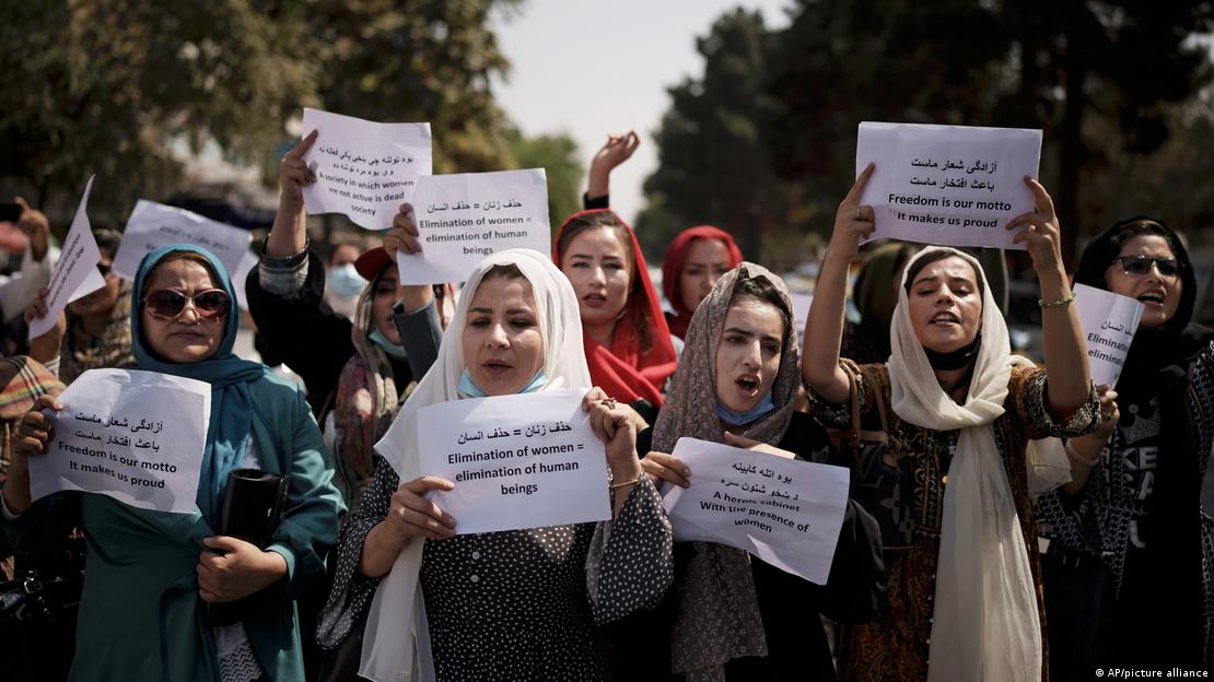 Mulheres protestam por direitos após talibã assumir o poder no Afeganistão 