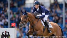 CHIO, Springen, Der große Preis von Aachen: Der Reiter Daniel Deußer aus Deutschland auf seinem Pferd «Killer Queen» überspringt ein Hindernis.
