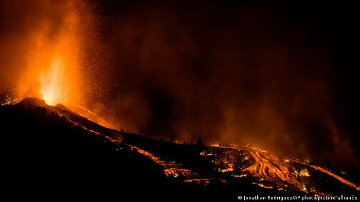 Los peligros de la erupción del volcán en La Palma: contaminación de aguas, gases tóxicos y explosiones en el mar
