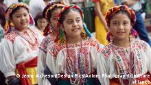 Mädchen in traditionellen Kleidern in Oaxaca