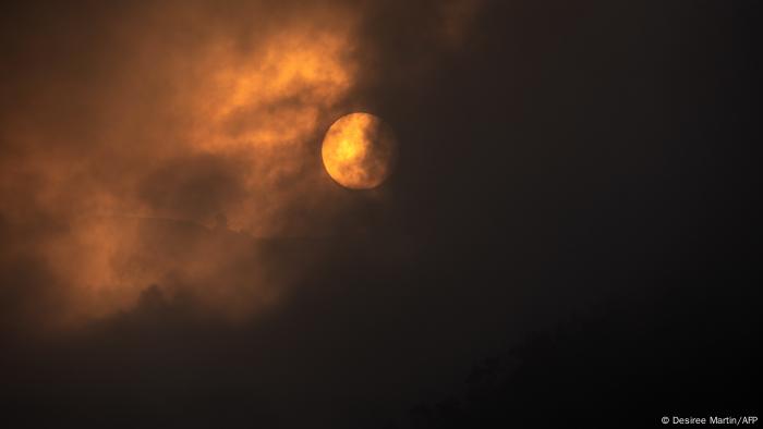 Humo tapa el sol.
