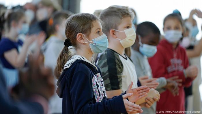 Les enfants de l'école primaire portent des masques