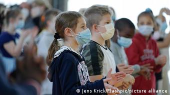 Ученики начальной школы в Германии в масках