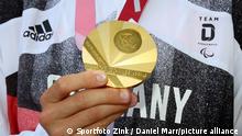 04.09.2021 --- Schwimmen --- Empfang von Taliso Engel ( Gold-Medaillen-Gewinner im Schwimmen der Paralympics 2020 ) nach den Paralympischen Spielen in Tokio Tokyo 2020 (2021) --- Foto: Sport-/Pressefoto Wolfgang Zink / DaMa --- Taliso Engel (Goldmedaillen Gewinner und Weltrekordler ) hält Medaille hoch