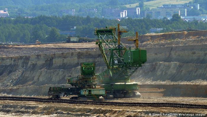 Widok na odkrywkową kopalnię węgla brunatnego w Toro w południowo-zachodniej Polsce