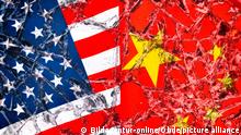 FOTOMONTAGE, Fahnen von USA und China unter zersplittertem Glas, Handelskrieg