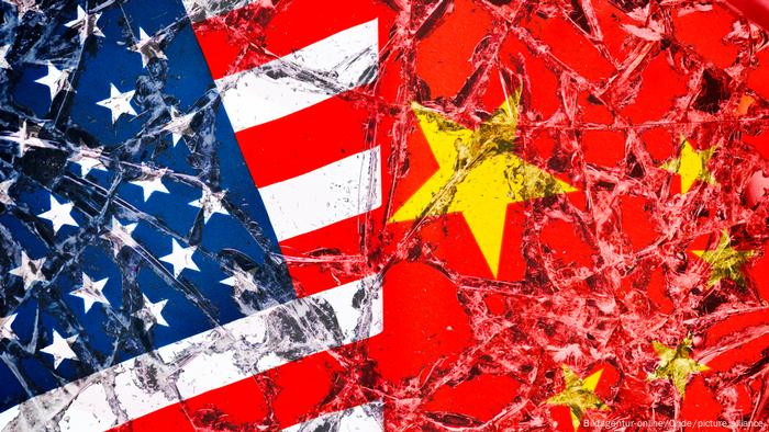 Handelskrieg | Fahnen von USA und China | Symbolbild