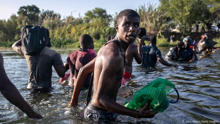 Migrantes haitianos cruzan el Río Grande