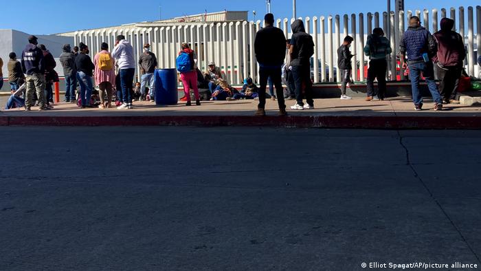 Personas migrantes esperan poder cruzar la frontera hacia EE. UU. (Archivo).