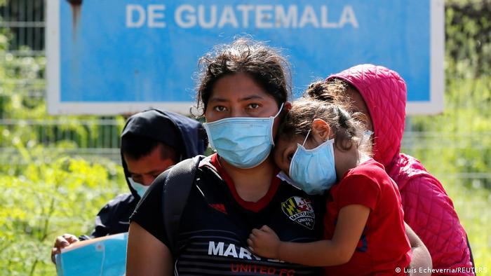 Una migrante con su hija en brazos, rechazada junto al límite de la República de Guatemala en una imagen de agosto.