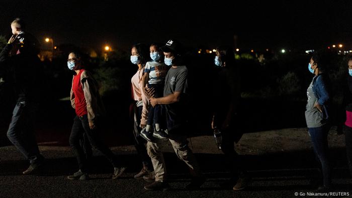 Migrantes centroamericanos escoltados por autoridades estadounidenses, tras cruzar el Río Bravo.